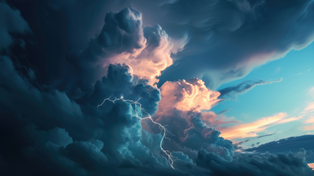 Ein Blitz aus einem gewaltigen Wolkenmassiv 