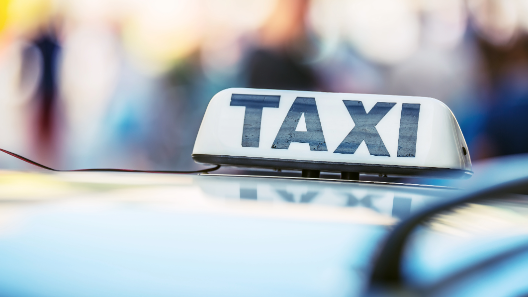 Foto eines Taxi-Schilds auf einem Autodach 