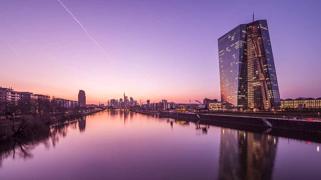 Foto: Abendrot hinter dem EZB-Gebäude in Frankfurt am Main 