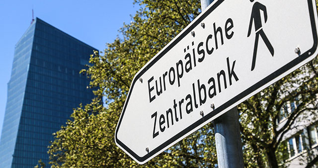 Foto eines Wegweisers zum Gebäude der EZB 