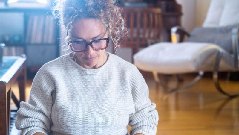 Frau guckt sich Sparplan Altersvorsorge an