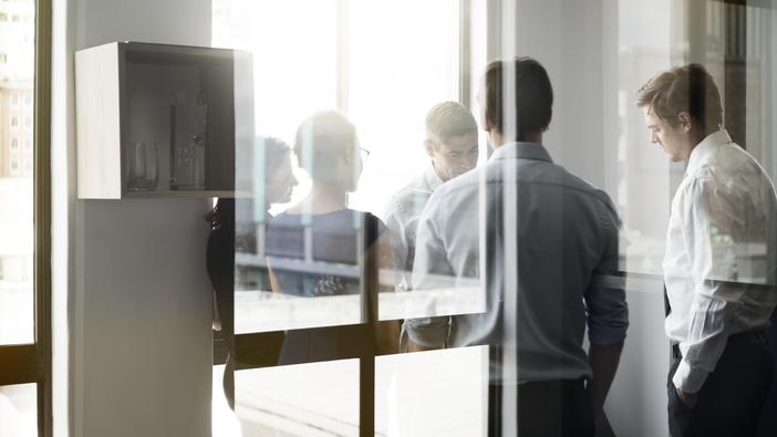 Private-Equity-Fondsmanager diskutieren über ein Investment.